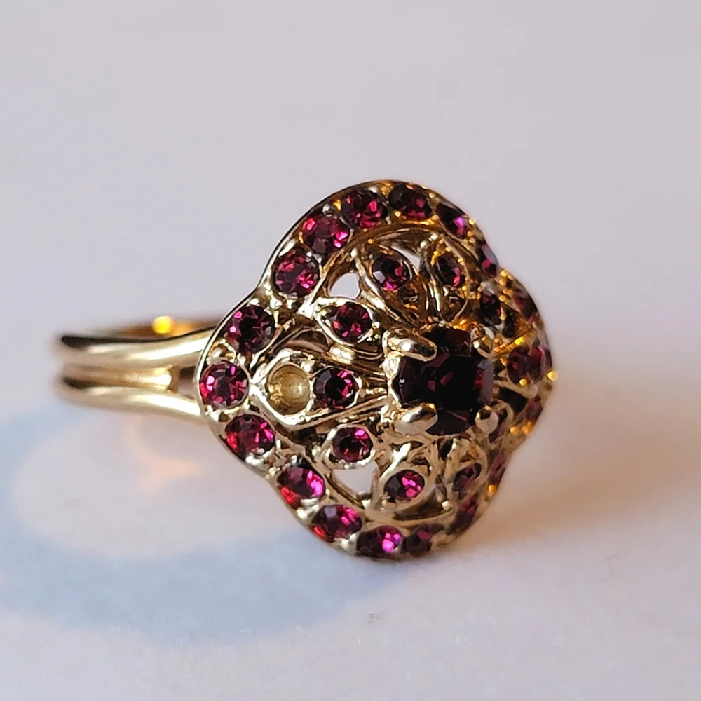 Beautiful Vintage Ring Simulated Ruby Gemstone Cluster Gold Tone Size 8 Flawed